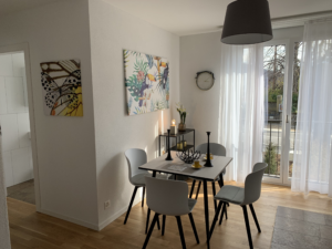 Appartement d'hôte avec espace repas table et chaises décoration